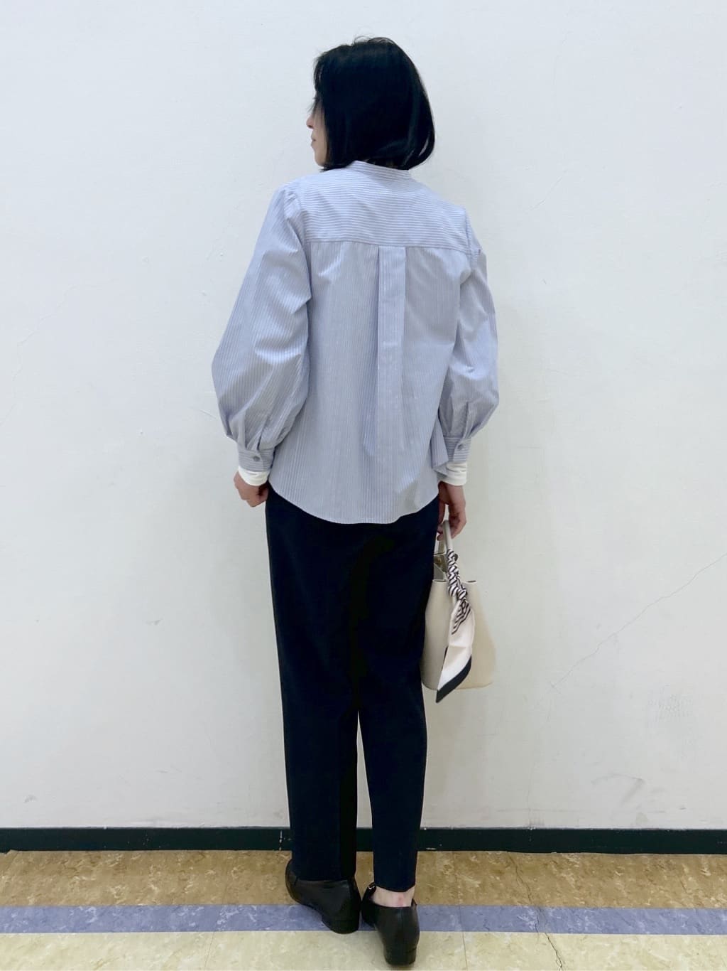 su.さんの「index｜フリルキーネックシャツ【洗濯機OK／イージーアイロン／防シワ】《XS～LL／7col》」を使ったコーディネート