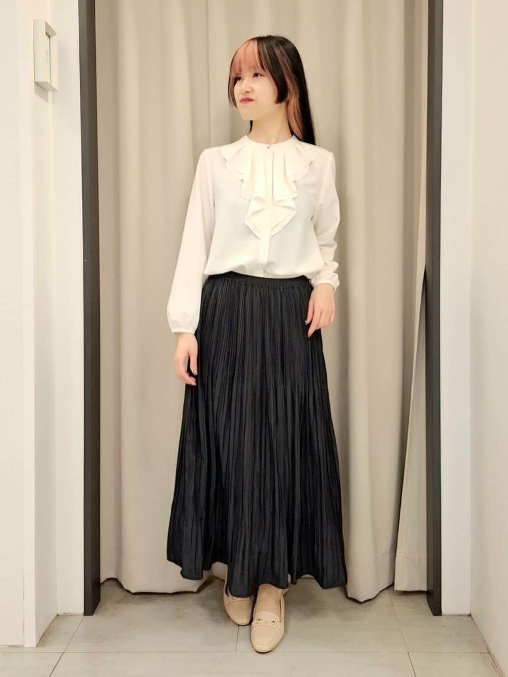 なーちゃんさんの「grove｜【手洗いOK】フロントラッフルフリルブラウス」を使ったコーディネート