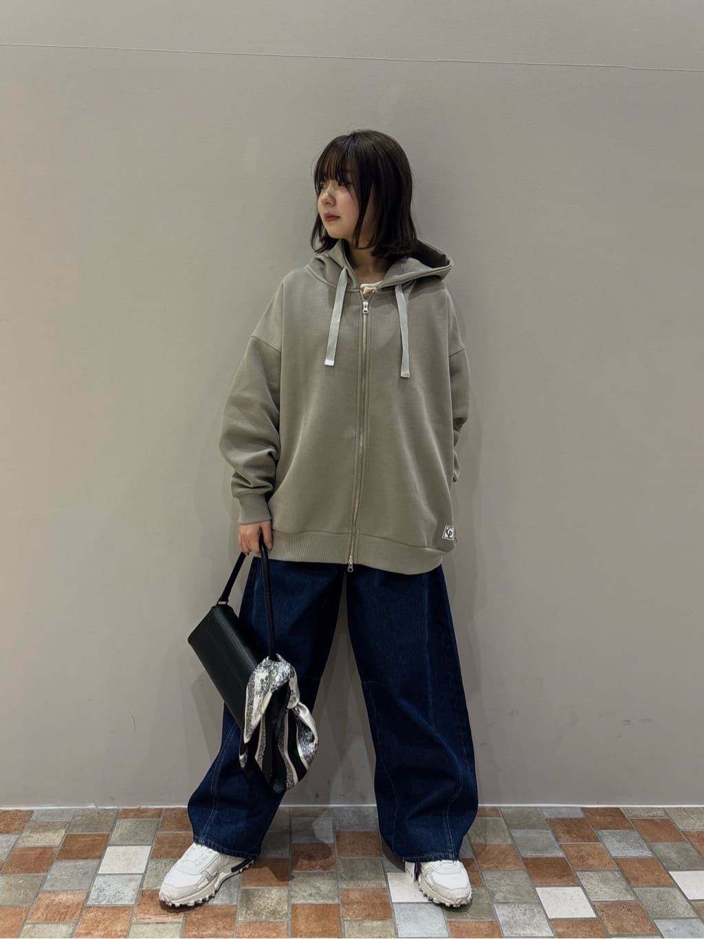 みゆさんの「INDIVI｜バイカラーヘンリーネックカットソー」を使ったコーディネート