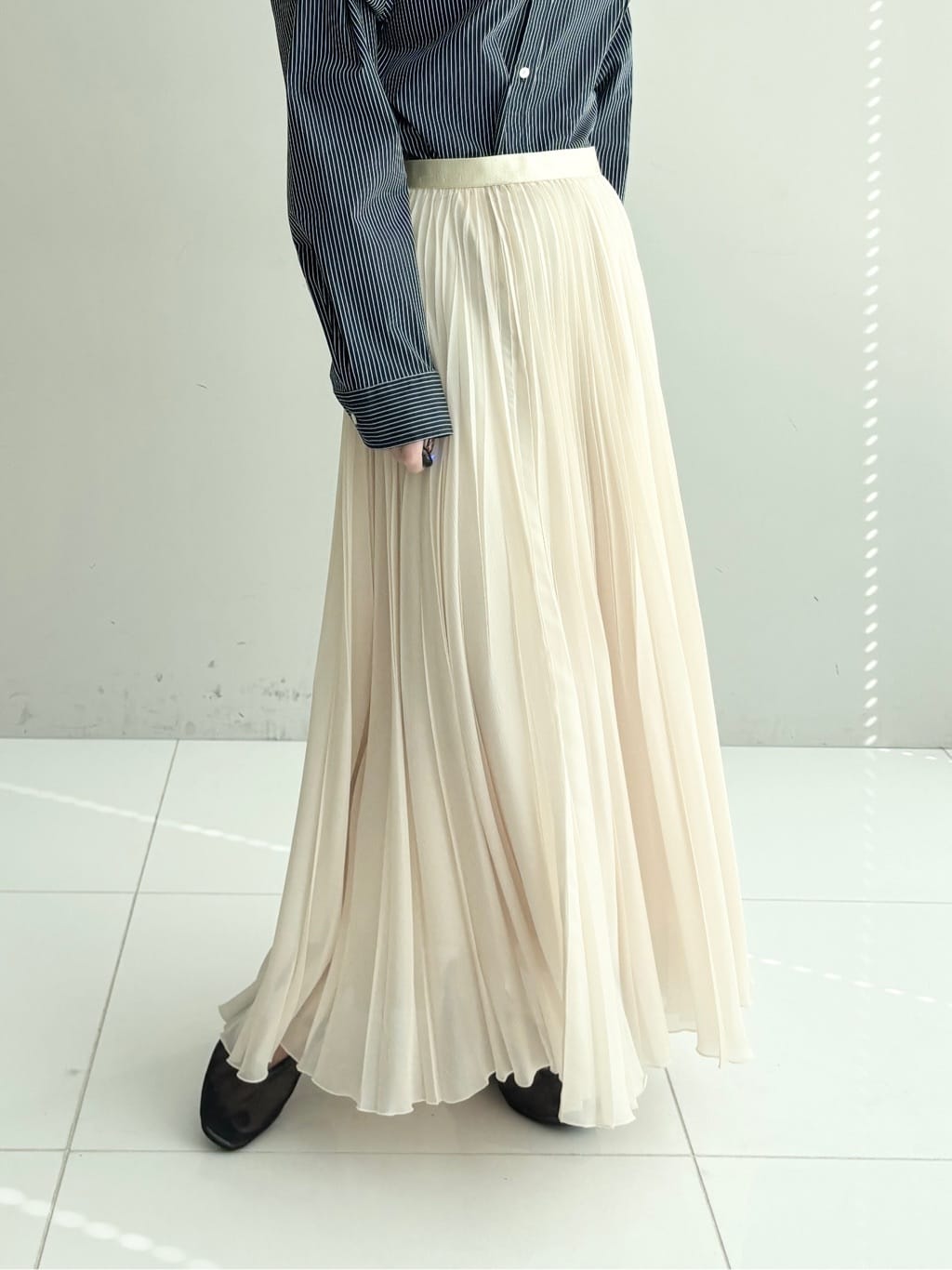 清水夏姫さんの「DRESSTERIOR｜◆【通勤/着映え/ウォッシャブル】オーバーシルエット クレリックシャツ」を使ったコーディネート
