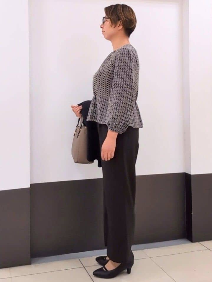 じゅりさんの「Reflect｜【きちんと見え／セットアップ可／通勤におすすめ◎】ペプラムプリントブラウス」を使ったコーディネート