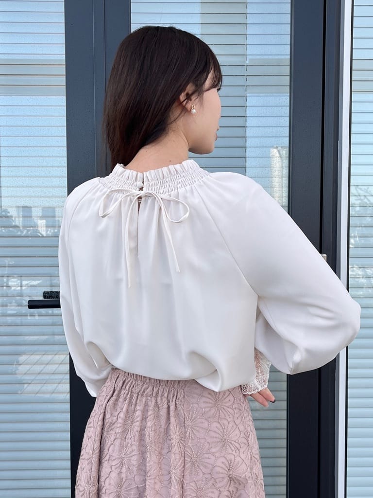 はばさんの「Couture brooch｜【通勤・着映え】レースカフス ピコシャーリング バックリボンブラウス」を使ったコーディネート