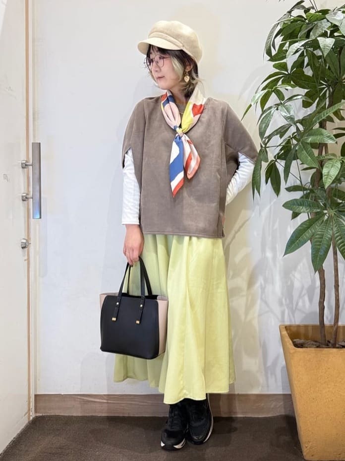 misakiさんの「SHOO･LA･RUE｜【体型カバー/2点セット】ポンチョ風 スエードライクトップス+ロンT」を使ったコーディネート