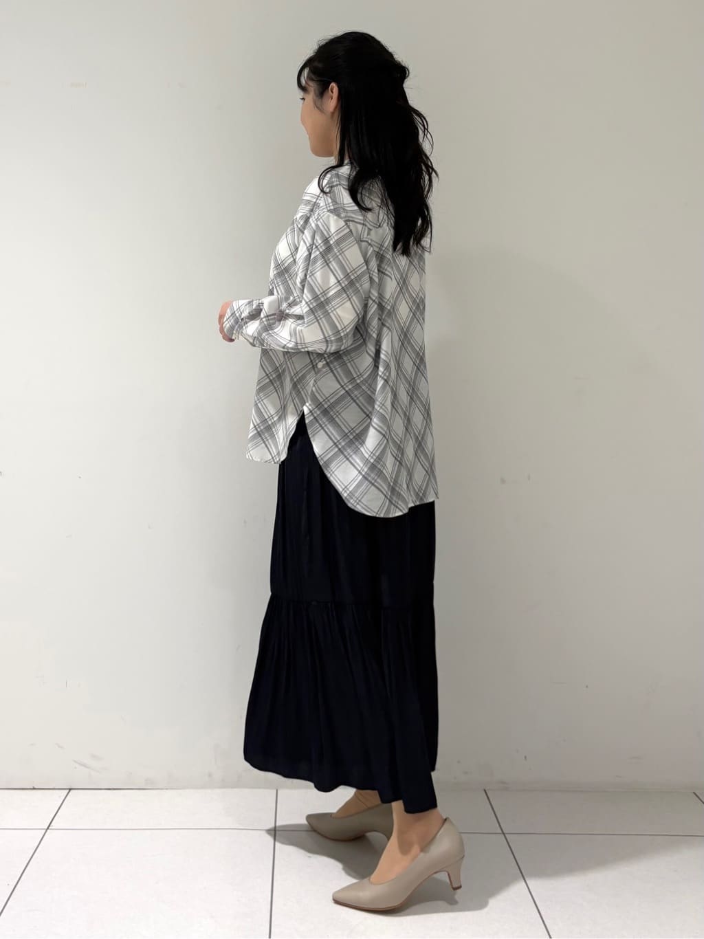 momokoさんの「INDIVI｜【2WAY／シアー】バイアスチェック柄＆無地 カシュクールシャツ」を使ったコーディネート