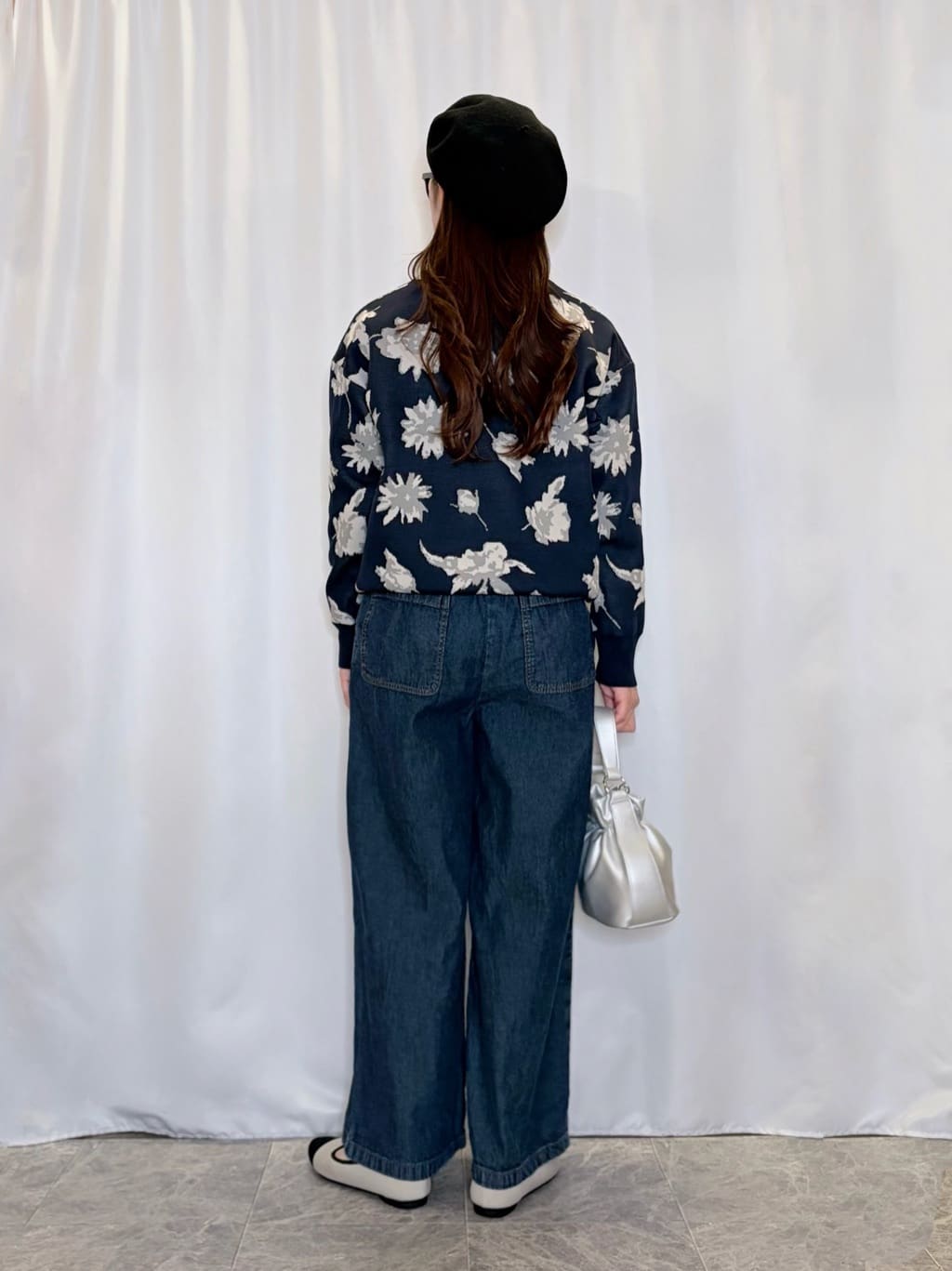 おうめさんの「SHOO･LA･RUE｜【洗濯機可/S-LL】ゆるシルエット 甘すぎない　大人の花柄もちもちニット」を使ったコーディネート