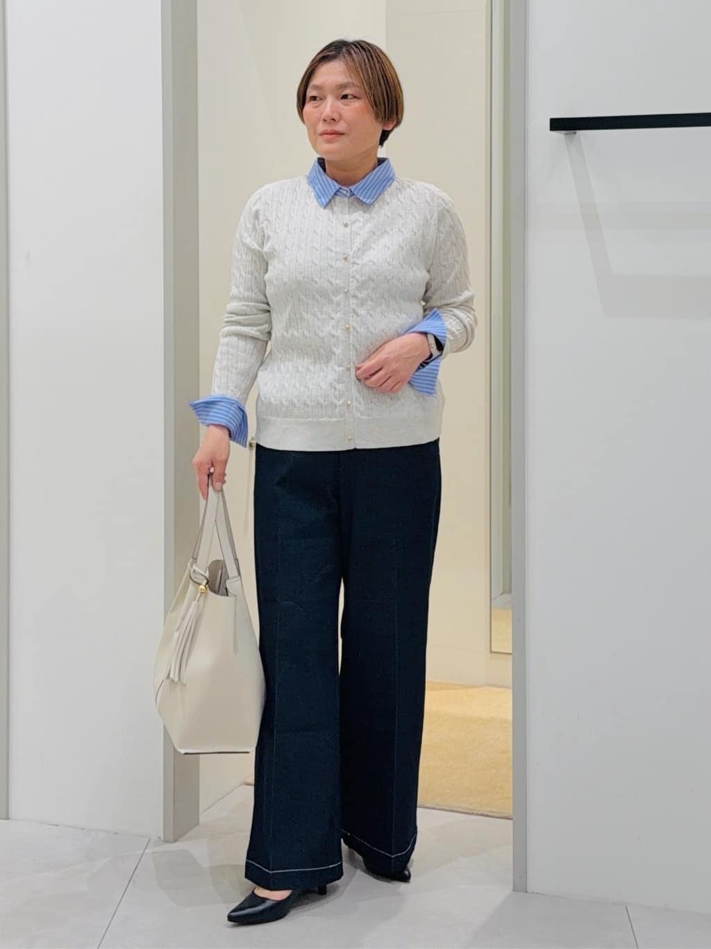 タナさんの「THE SHOP TK｜【1枚でスタイル決まる】シャツレイヤード風 襟付ケーブルニット」を使ったコーディネート
