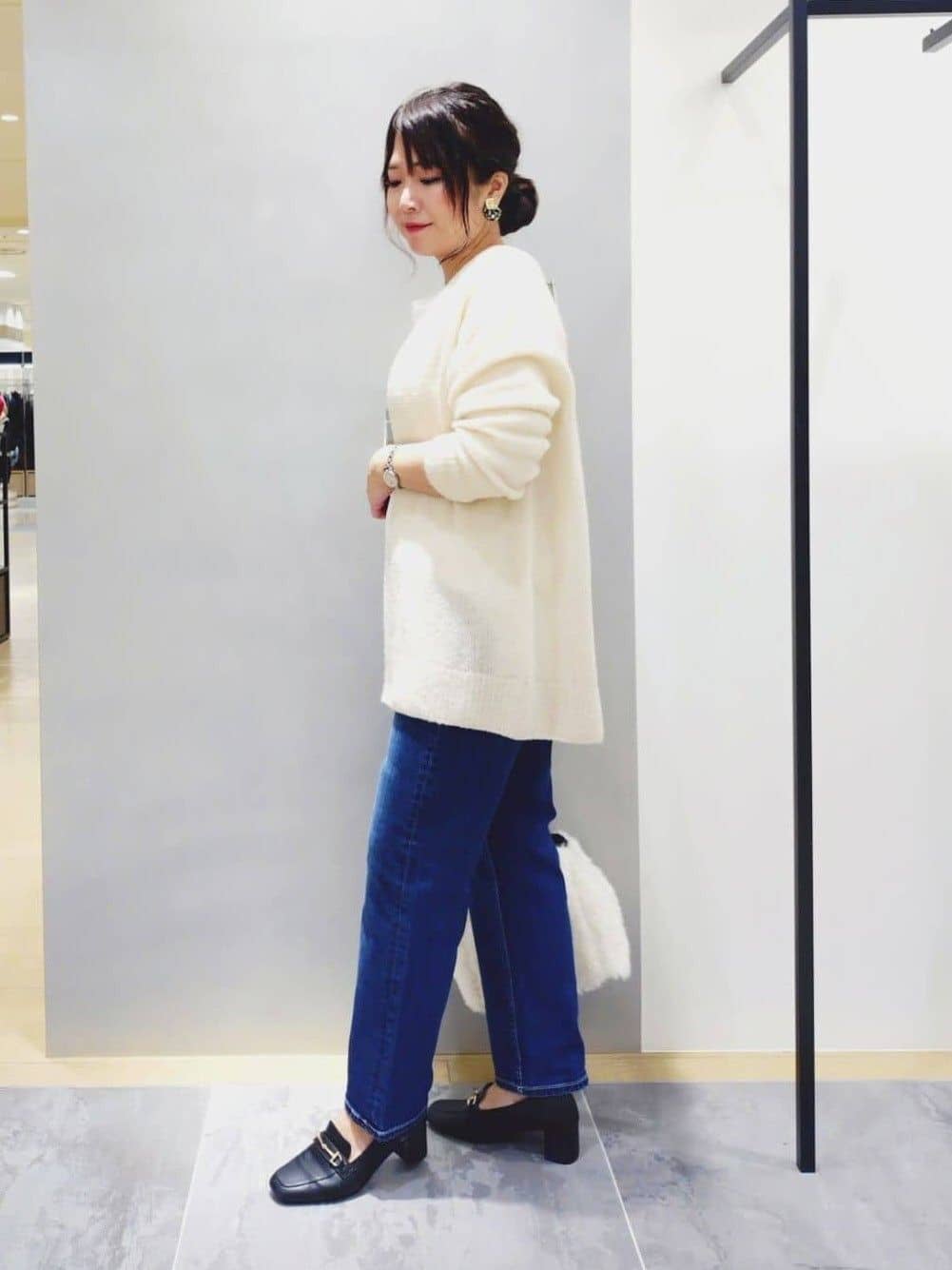 TOMOMIさんの「INDIVI｜【エアリー素材】ブークレ着流しニットカーディガン」を使ったコーディネート