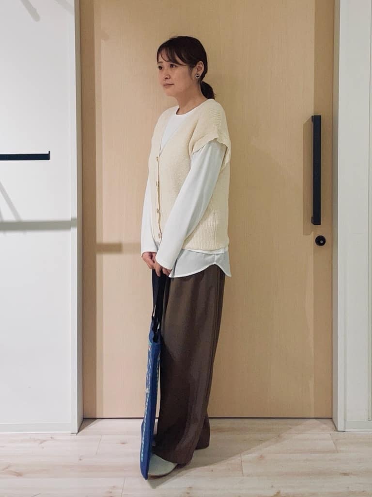 funafunaさんの「SHOO･LA･RUE｜【S-LL/洗濯機可】気軽にレイヤード 前開きざっくりニットベスト」を使ったコーディネート