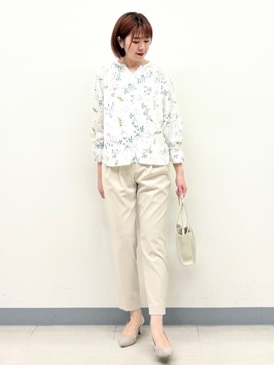 まいこさんの「INDIVI｜【SETUP可能】モダンフラワー柄キャンディスリーブブラウス」を使ったコーディネート