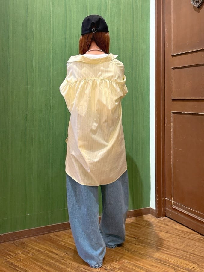 かおりさんの「SHOO･LA･RUE｜【体型カバー】バックギャザーで魅せる オーバーサイズシャツ」を使ったコーディネート