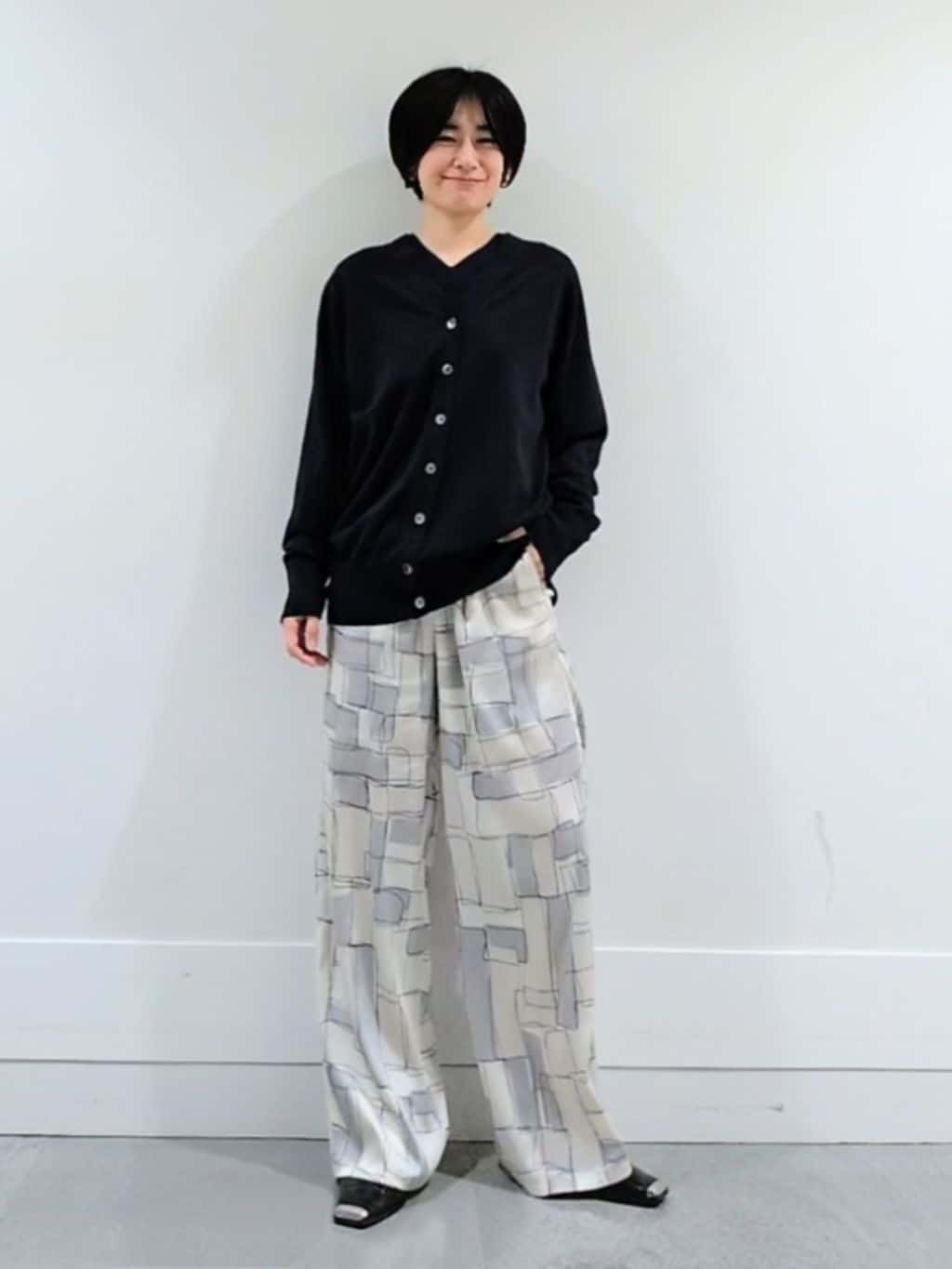 ミズタさんの「UNTITLED｜◆【アンサンブル可/洗える】シアーVネックニット」を使ったコーディネート