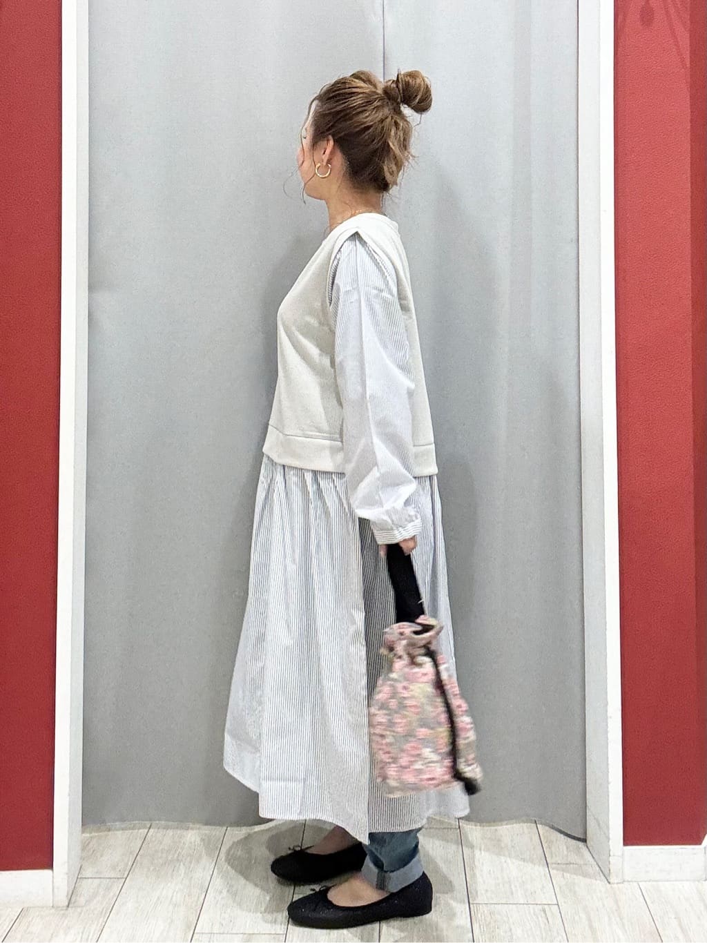 shioさんの「SHOO･LA･RUE｜【防風/撥水/S-LL】お顔回りすっきり見え　Vネックバルーンブルゾン」を使ったコーディネート