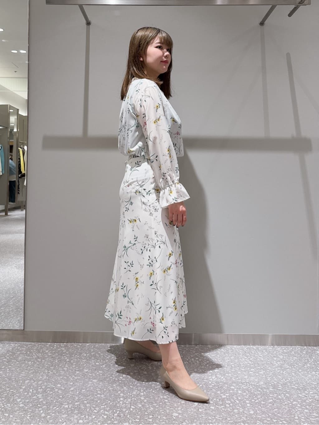 emikaさんの「INDIVI｜【SETUP可能】モダンフラワー柄キャンディスリーブブラウス」を使ったコーディネート