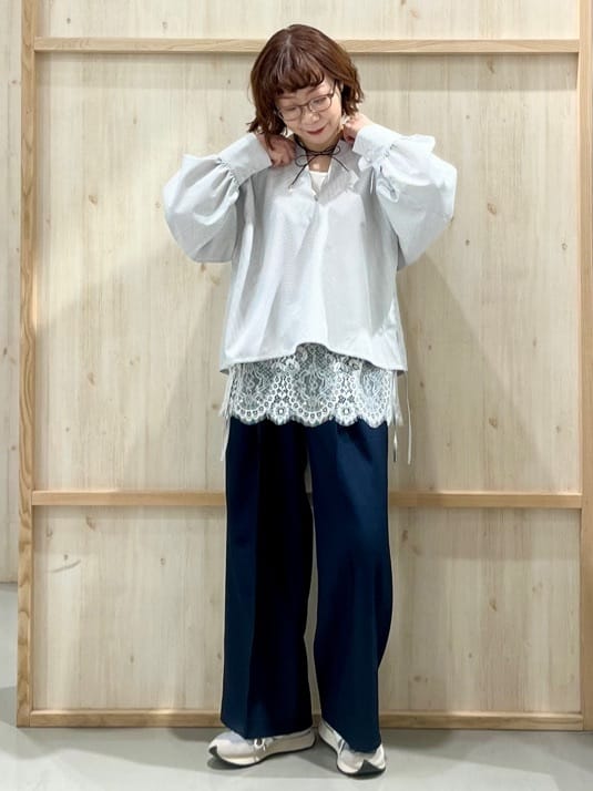 nakoさんの「THE SHOP TK｜キーネックストライプドロストシャツブラウス」を使ったコーディネート