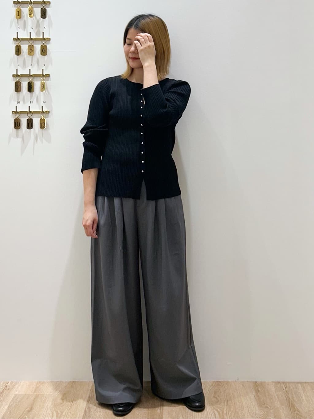 suzukaさんの「OPAQUE.CLIP｜シルバー多ボタン ランダムリブニットカーディガン【洗濯機OK】」を使ったコーディネート