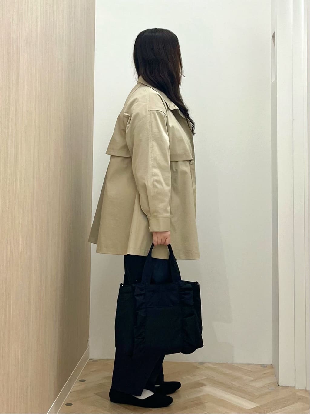 akariさんの「grove｜【撥水／シルエット2WAY】羽織るだけでサマになる、スタンドネックテントラインコート」を使ったコーディネート