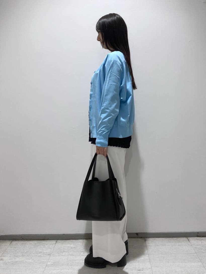 meiさんの「INDIVI｜【洗える／前後2WAY／アンサンブル可能】ドルマンスリーブカーディガン」を使ったコーディネート