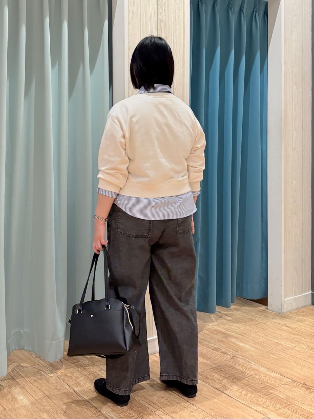 砂糖さんの「SHOO･LA･RUE｜【洗濯機可】1枚でサマ見え シャツレイヤード風 スウェット」を使ったコーディネート