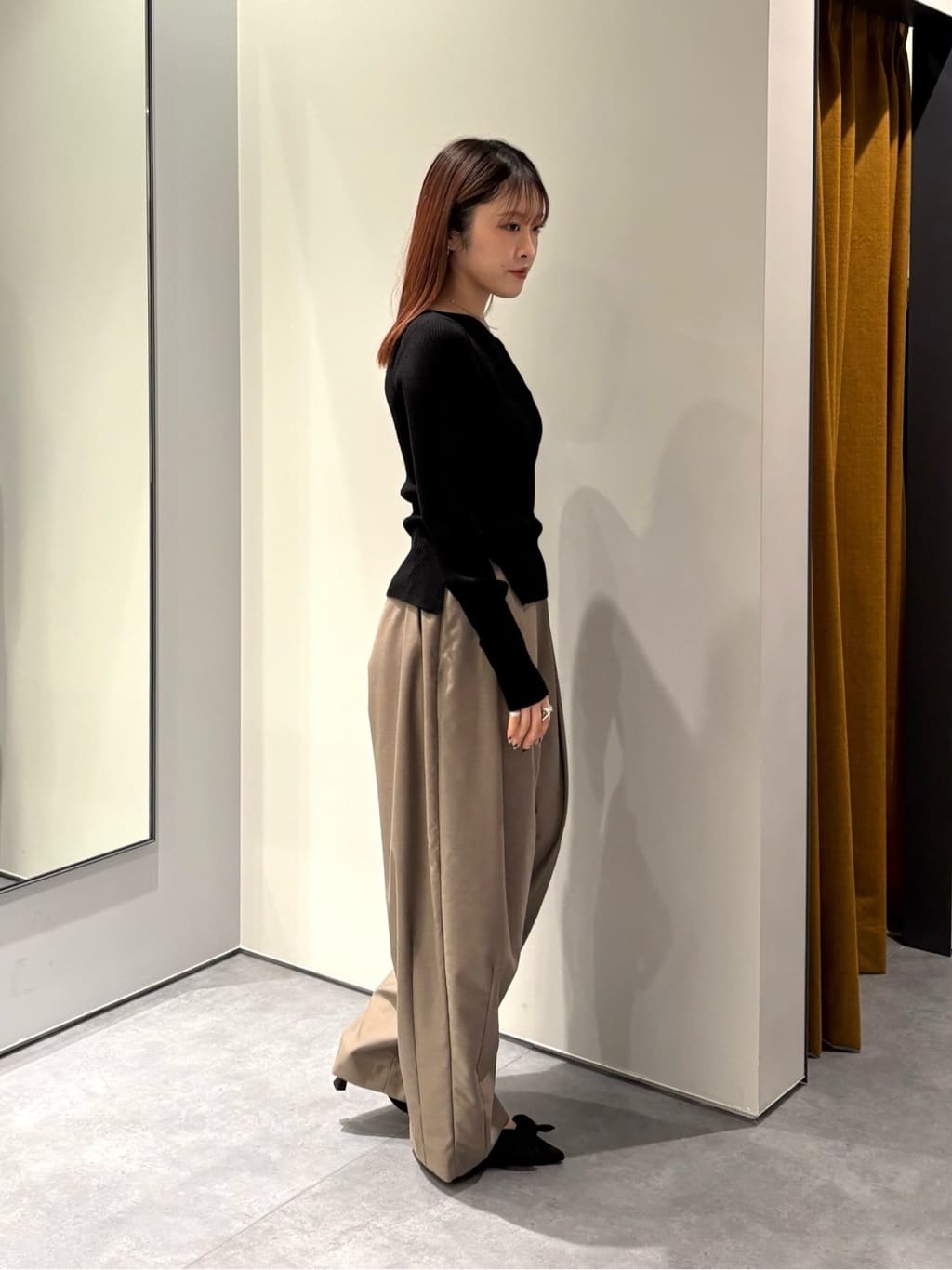 ユアさんの「INDIVI｜オフショルスリットリブニット」を使ったコーディネート
