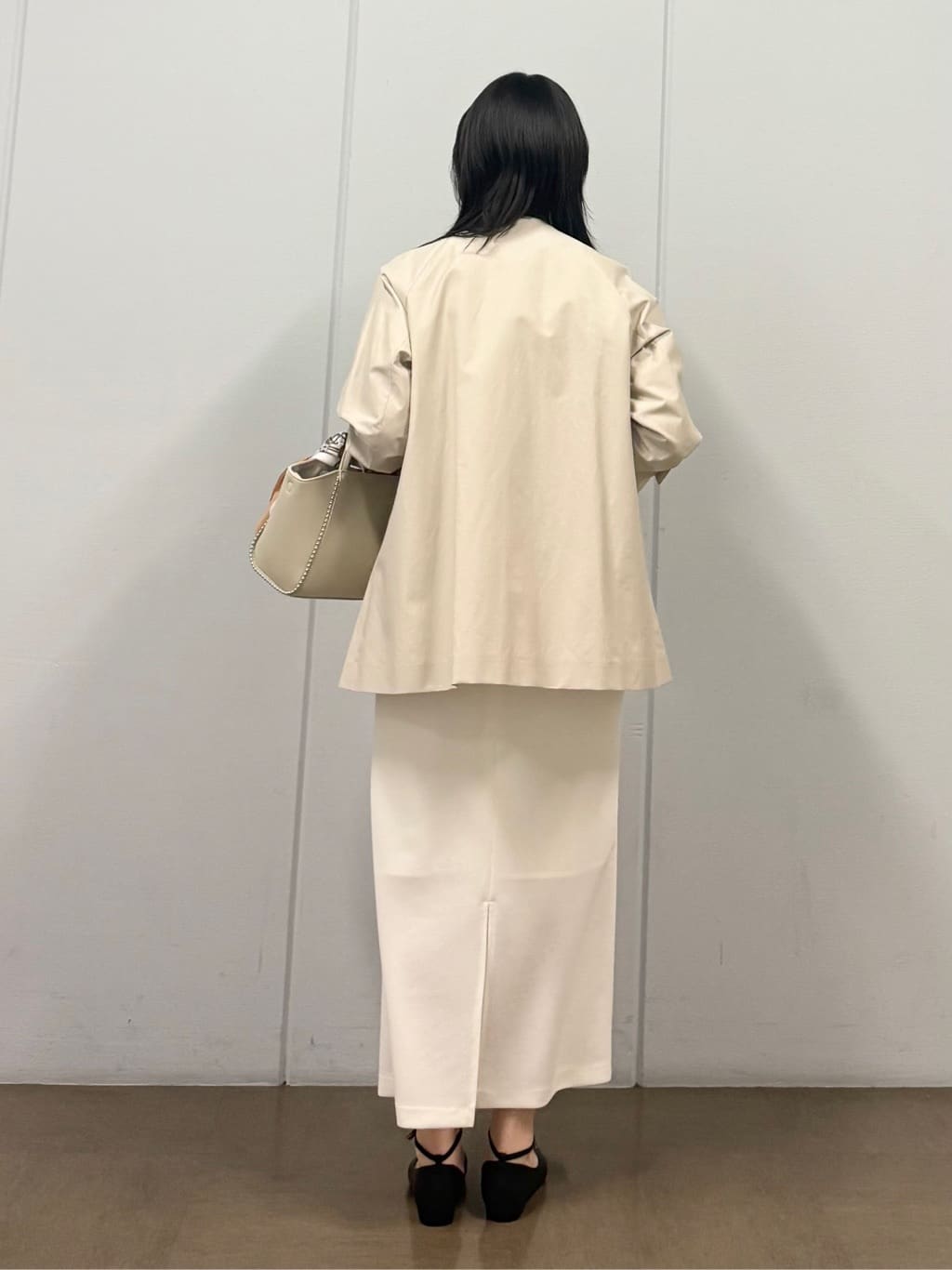 mizukiさんの「INDIVI｜【撥水/軽量】ミドル丈 ミニマルトレンチコート」を使ったコーディネート