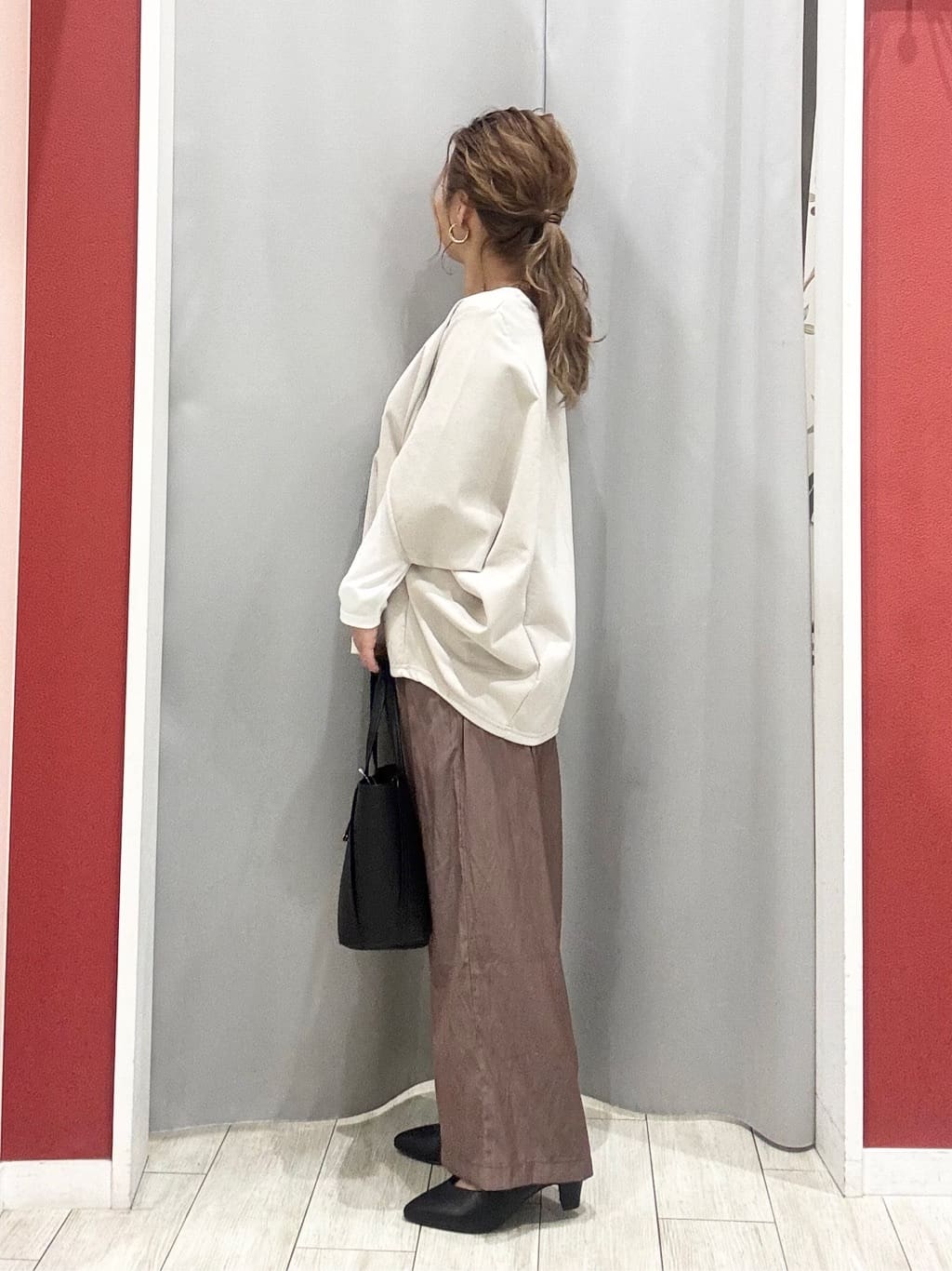shioさんの「SHOO･LA･RUE｜【体型カバー/2点セット】ポンチョ風 スエードライクトップス+ロンT」を使ったコーディネート