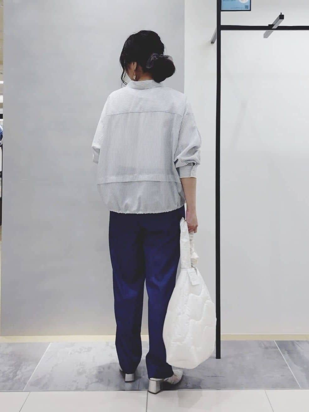TOMOMIさんの「INDIVI｜【接触冷感／洗える／2WAY】ドロスト付 シアーシャンブレーシャツ」を使ったコーディネート