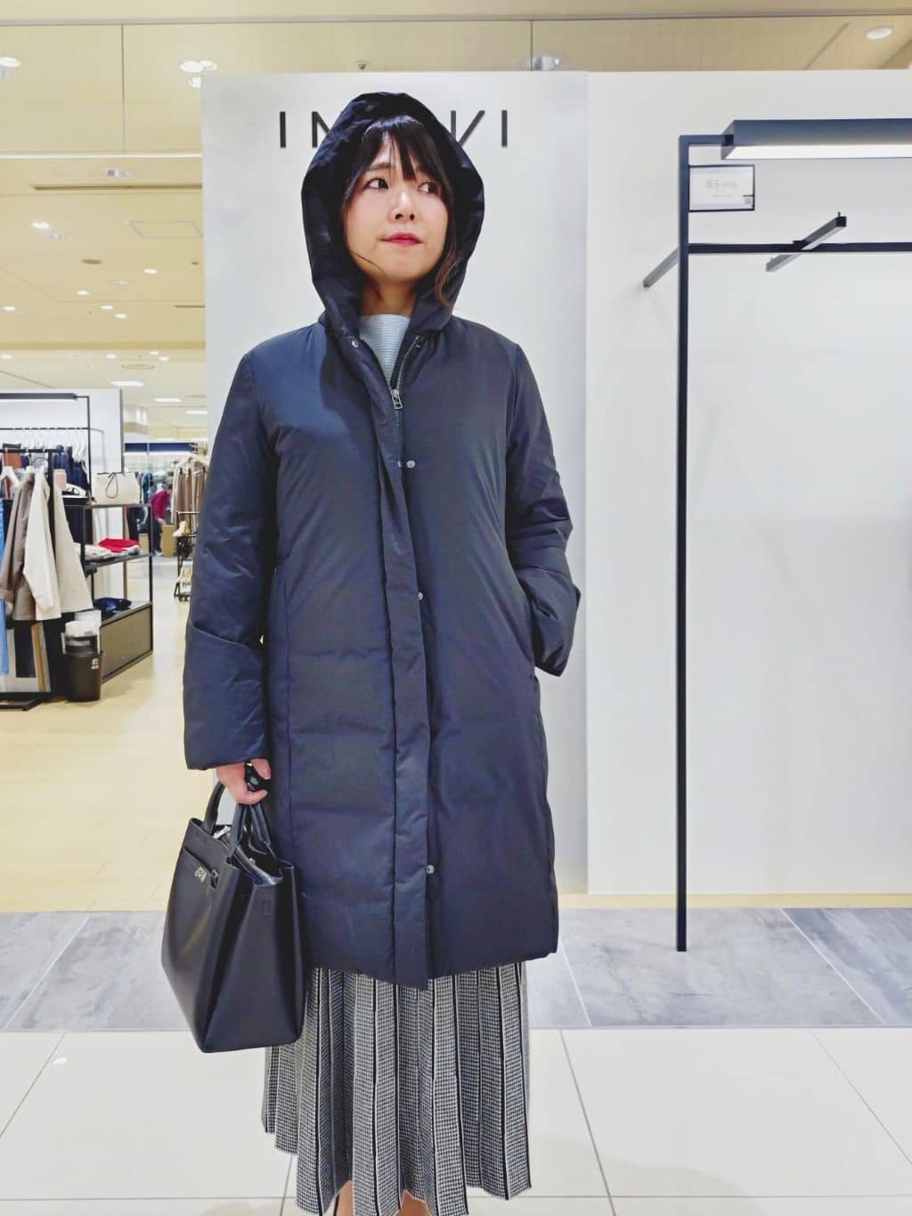 TOMOMIさんの「INDIVI｜【洗える／大人ラメ】カラーMIXボトルネックニット」を使ったコーディネート