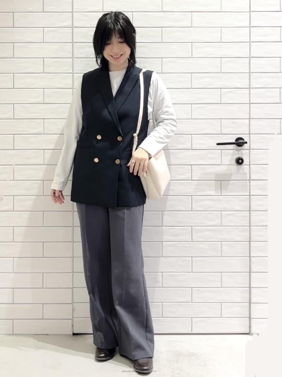 しおりさんの「OPAQUE.CLIP｜金ボタンダブルブレストテーラードジレ／セットアップ対応【洗える】《S～LL》」を使ったコーディネート