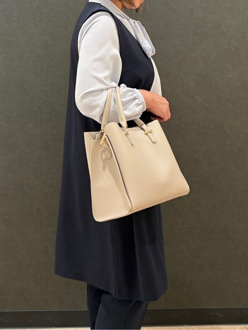 Megさんの「SHOO･LA･RUE｜【洗濯機可/セットアップ可/S-3L】きちんと楽に。カットジョーゼット ロングジレ」を使ったコーディネート