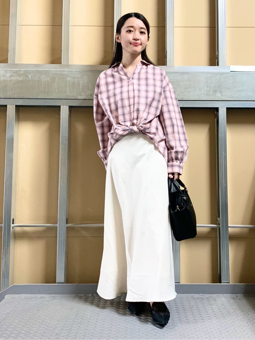 sahoさんの「THE SHOP TK｜【後ろ姿もサマになる】バックシャーリングシャツ」を使ったコーディネート