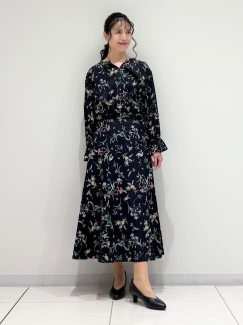 kayoさんの「INDIVI｜【SETUP可能】モダンフラワー柄キャンディスリーブブラウス」を使ったコーディネート
