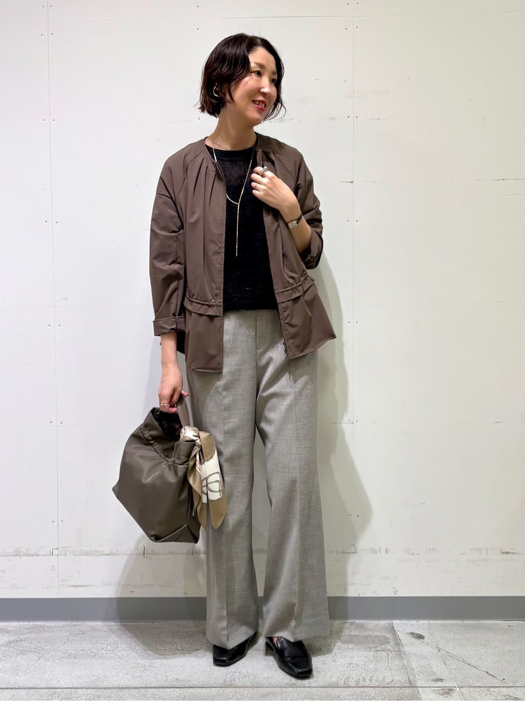 yuriさんの「INDIVI｜【洗える／セットアップ可能】凹凸ストレッチ素材ストレートパンツ」を使ったコーディネート
