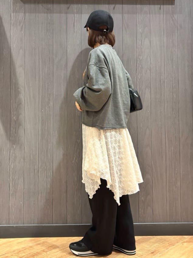 meiさんの「SHOO･LA･RUE｜【洗濯機可/S-LL】コーデの主役になる ロゴアソート 裏毛スウェット」を使ったコーディネート