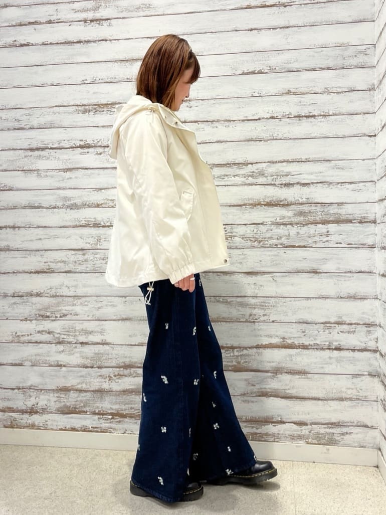 ゆっきーさんの「SHOO･LA･RUE｜【洗濯機可/S-LL】フラワー刺繍が女性らしさをプラス バギーデニムパンツ」を使ったコーディネート