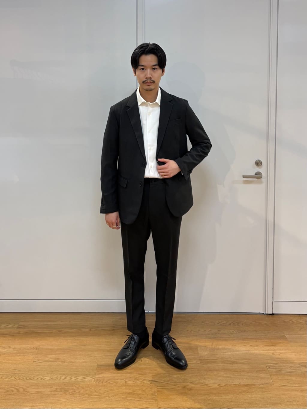 北浦歩大さんの「tk.TAKEO KIKUCHI｜【365日対応】PINHEADシングルセットアップ/上下2点セット/ONOFF兼用/ストレッチ/洗え」を使ったコーディネート