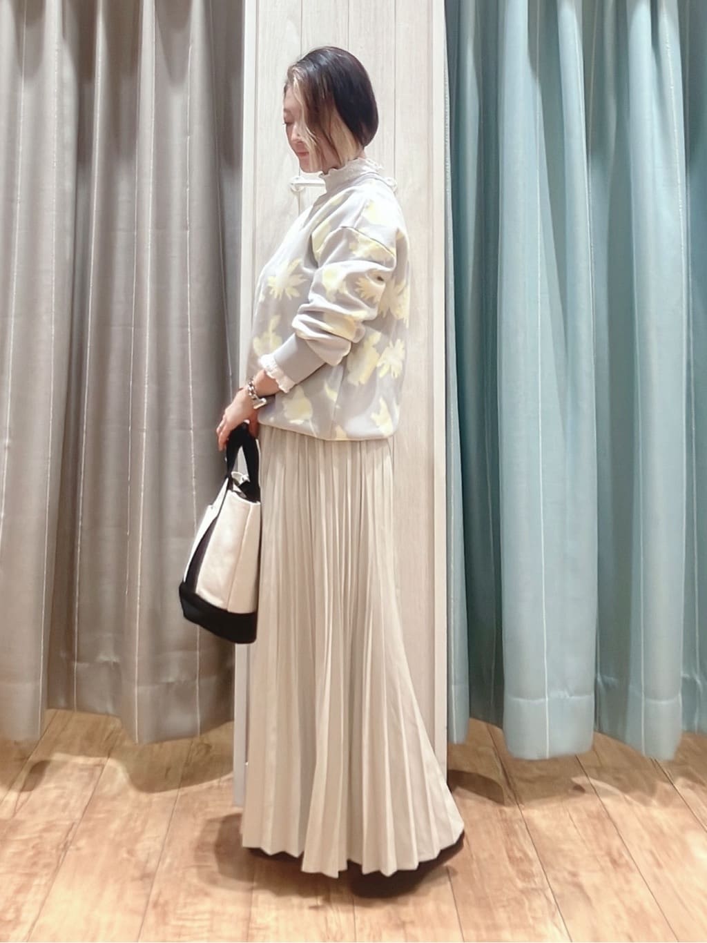 aaamiさんの「SHOO･LA･RUE｜【洗濯機可/S-LL】ゆるシルエット 甘すぎない　大人の花柄もちもちニット」を使ったコーディネート