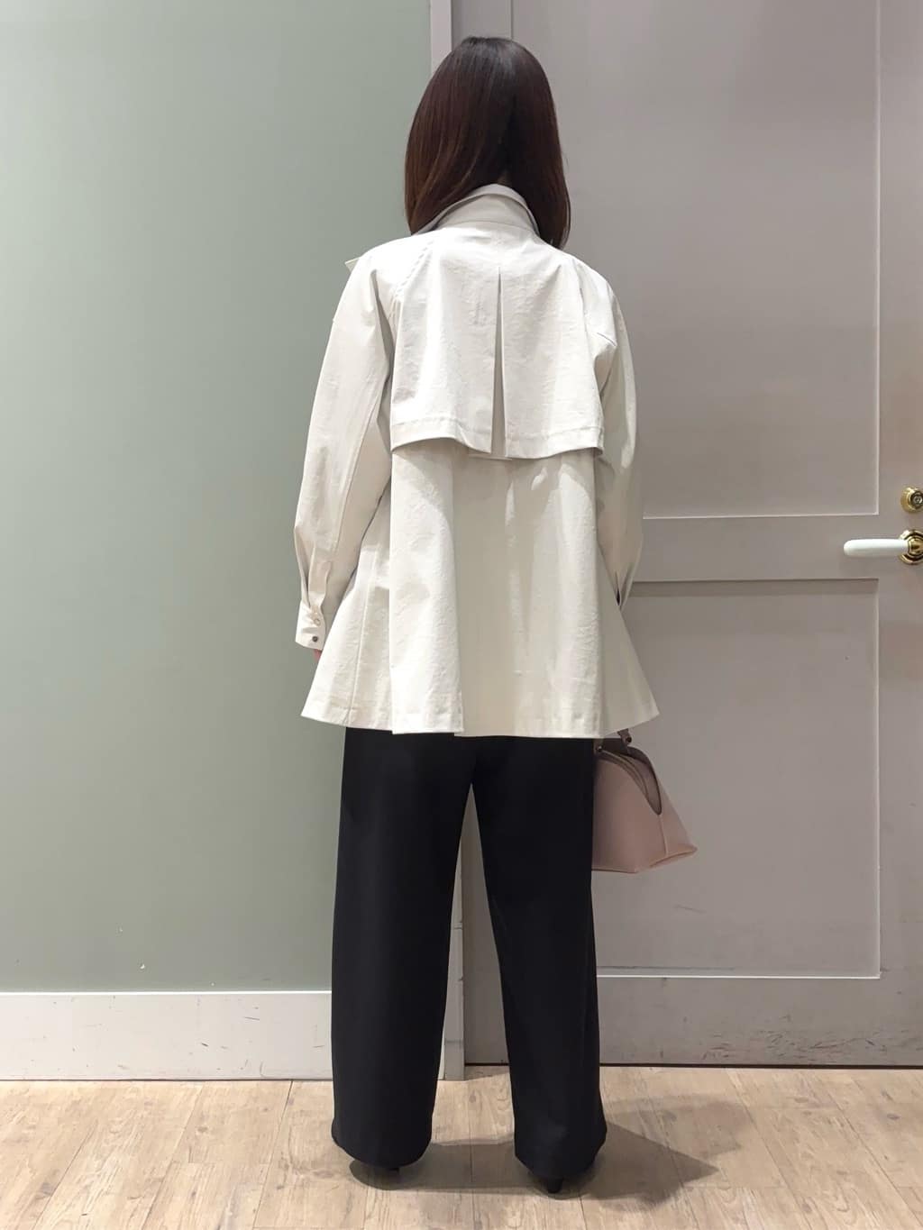 しばみさんの「grove｜【撥水／シルエット2WAY】羽織るだけでサマになる、スタンドネックテントラインコート」を使ったコーディネート