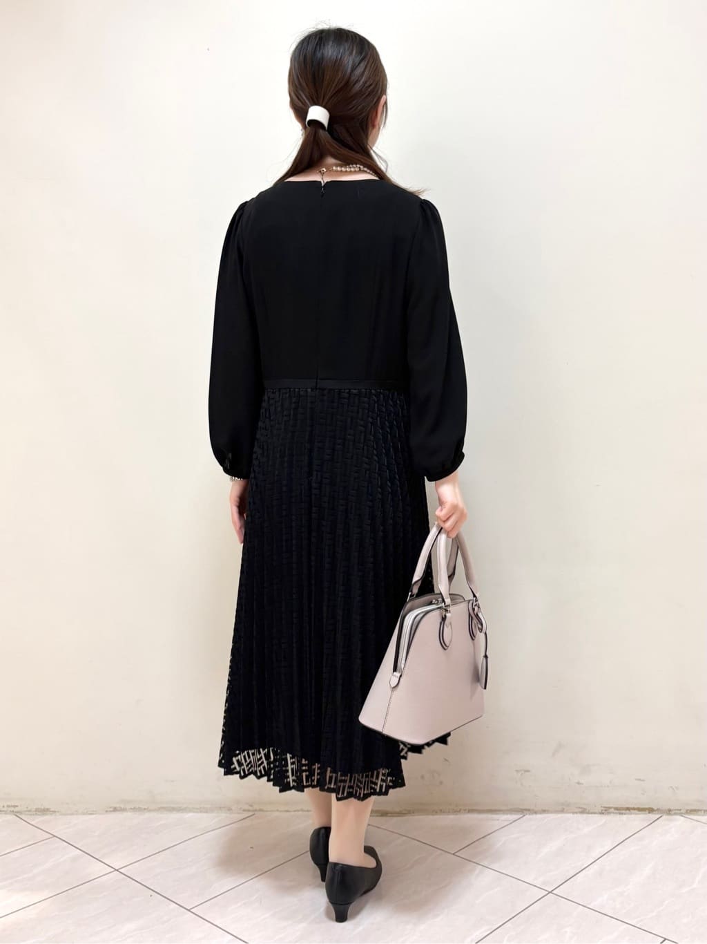 mikiさんの「Reflect｜【SS-4Lサイズ】シフォン&times;幾何柄レースプリーツワンピース」を使ったコーディネート
