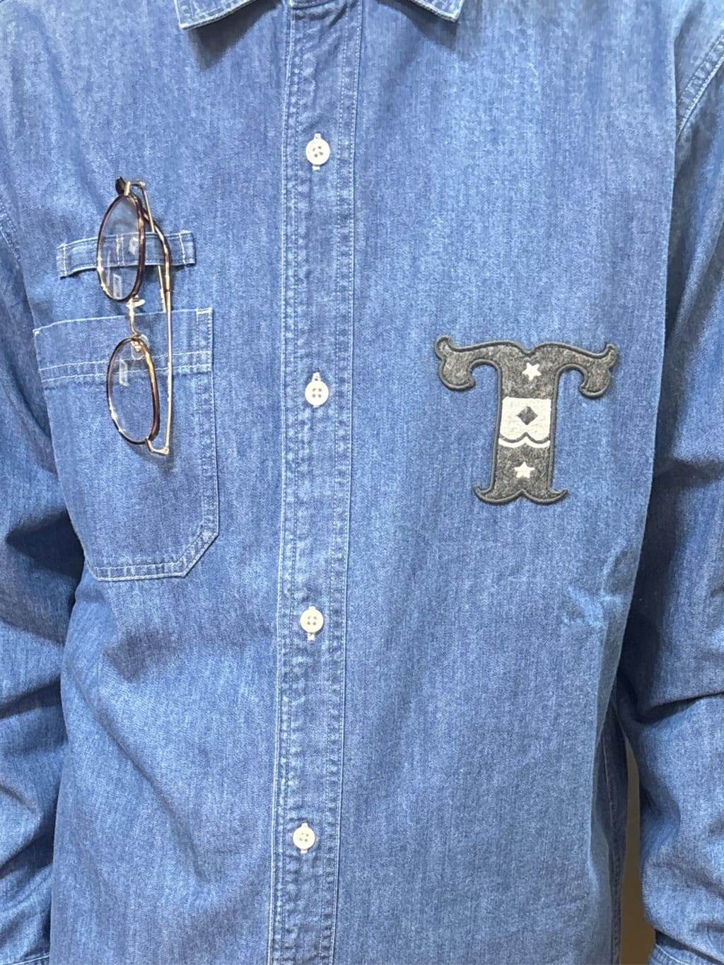 おーのさんの「TAKEO KIKUCHI｜【BOWLER HAT LABEL】Tエンブレム デニムシャツ」を使ったコーディネート