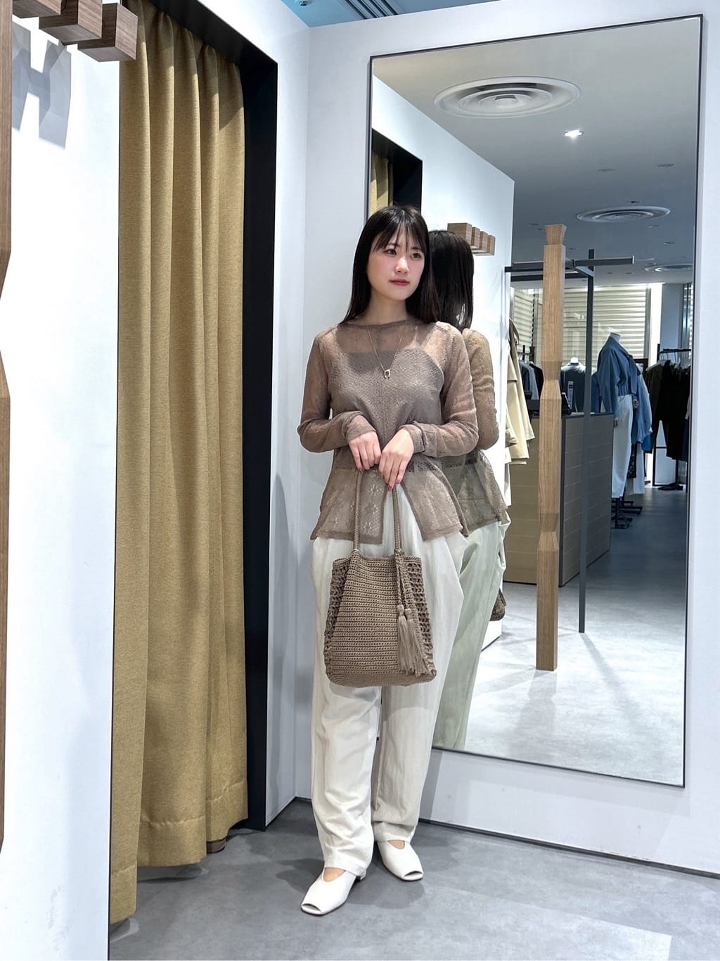 Renoさんの「INDIVI｜【2WAY】スリットレースプルオーバー」を使ったコーディネート