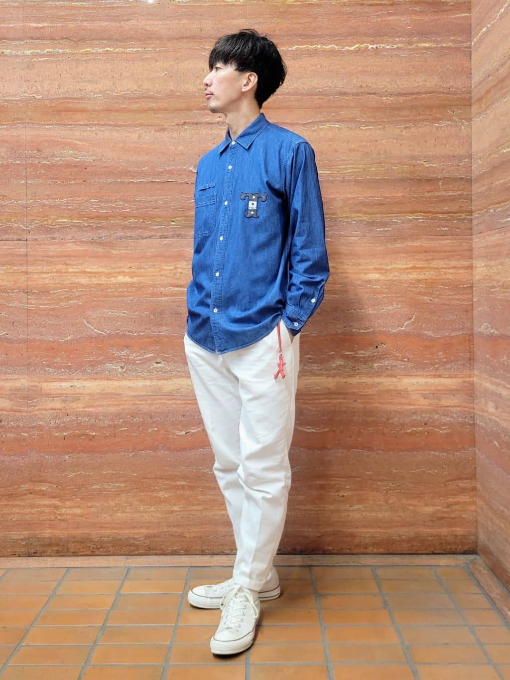 piroyaさんの「TAKEO KIKUCHI｜【BOWLER HAT LABEL】Tエンブレム デニムシャツ」を使ったコーディネート