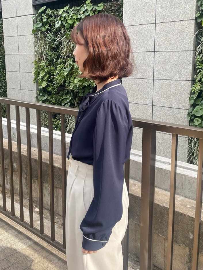 abeさんの「Couture brooch｜【ハレの日・通勤】配色タックタイブラウス」を使ったコーディネート