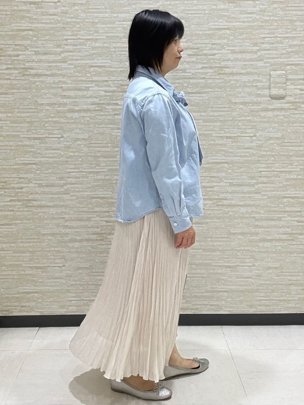 KITAさんの「UNTITLED｜◆【セットアップ可/ボウタイ】ライトウェイトデニムブラウス」を使ったコーディネート