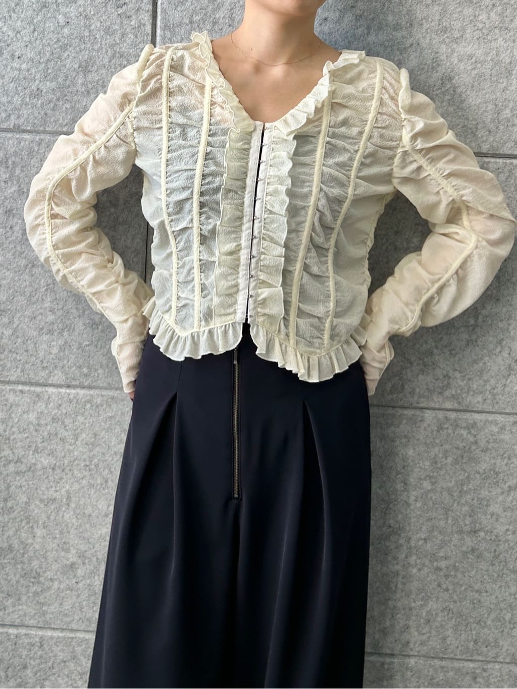 harunaさんの「CODE A｜dobby ruffle blouse」を使ったコーディネート