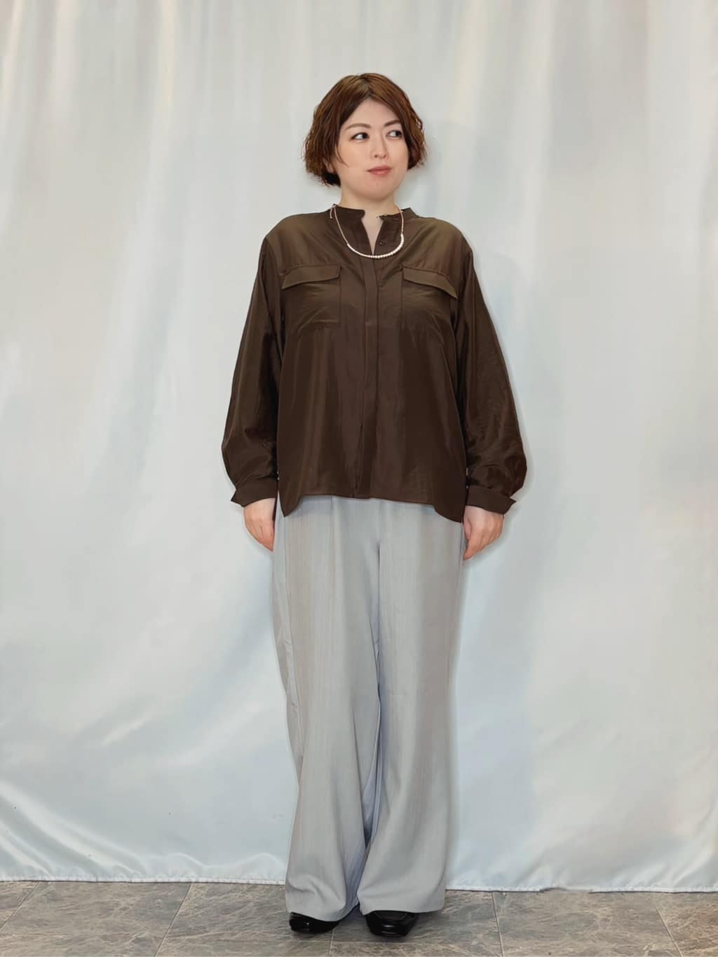 たみさんの「SHOO･LA･RUE｜【洗濯後しわになりにくい/S-LL/UV】きれいめにもラフにも　フラップポケットがポイントのバンドカ」を使ったコーディネート