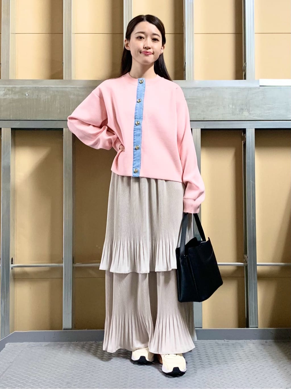 sahoさんの「THE SHOP TK｜【羽織るだけでこなれ感を演出】デニム切替カーディガン」を使ったコーディネート