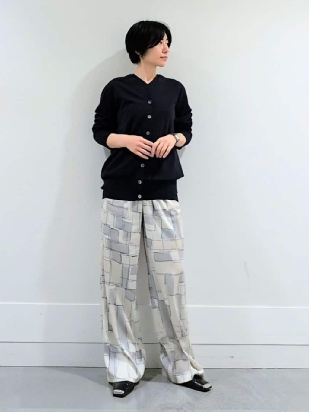ミズタさんの「UNTITLED｜◆【アンサンブル可/洗える】シアーVネックニット」を使ったコーディネート
