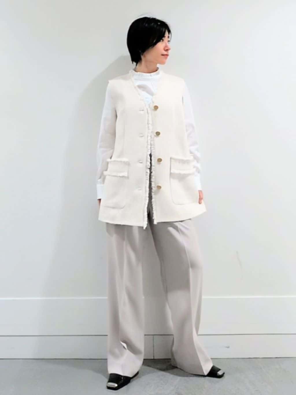 ミズタさんの「UNTITLED｜◆【コットン100/洗える】シャーリングフリルネックブラウス」を使ったコーディネート