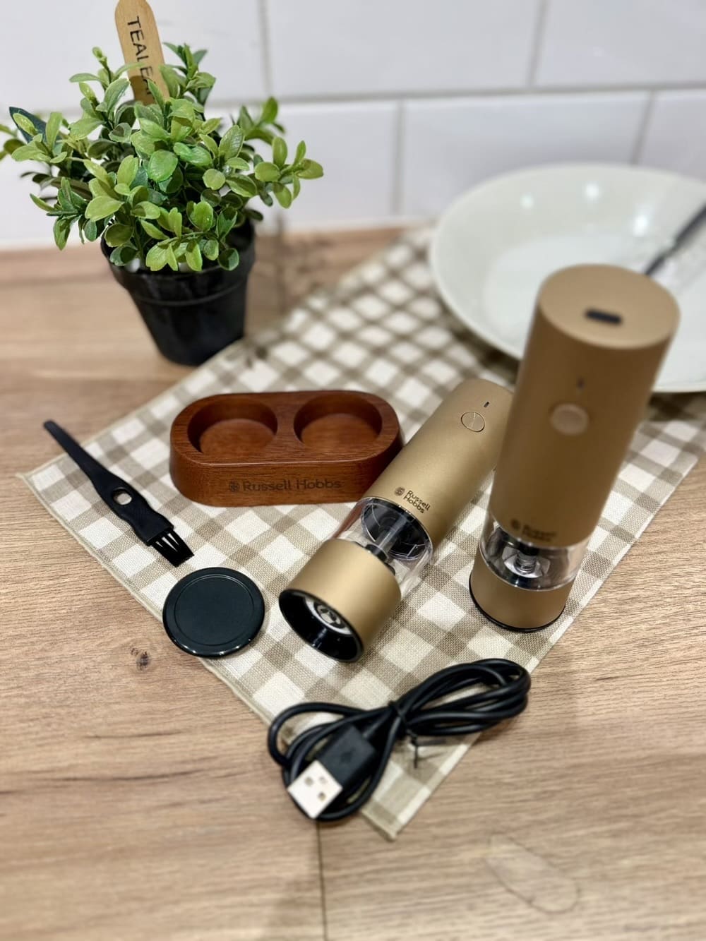 usaminさんの「212 KITCHEN STORE｜充電式ミル ソルト＆ペッパー ミニ 2本セット ブラウンゴールド ＜Russell Hobbs  ラ」を使ったコーディネート