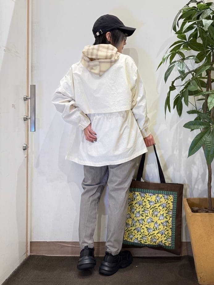 misakiさんの「SHOO･LA･RUE｜【防花粉/S-LL】ウエストマークですっきり見え　軽やかスタンドブルゾン」を使ったコーディネート